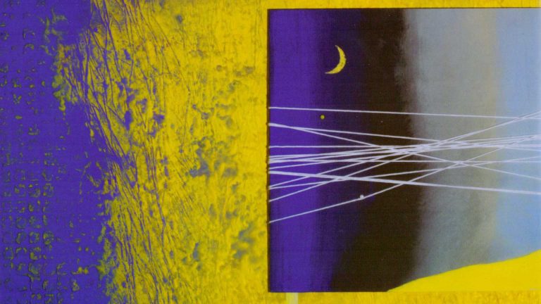 Illustrazione astratta con trame gialle e blu, una luna e linee bianche su sfondo scuro.