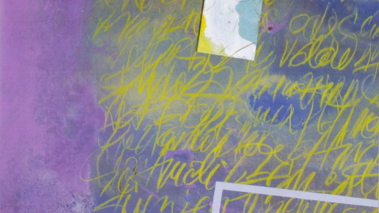 Opera d'arte astratta con scritte gialle su sfondo viola e blu.