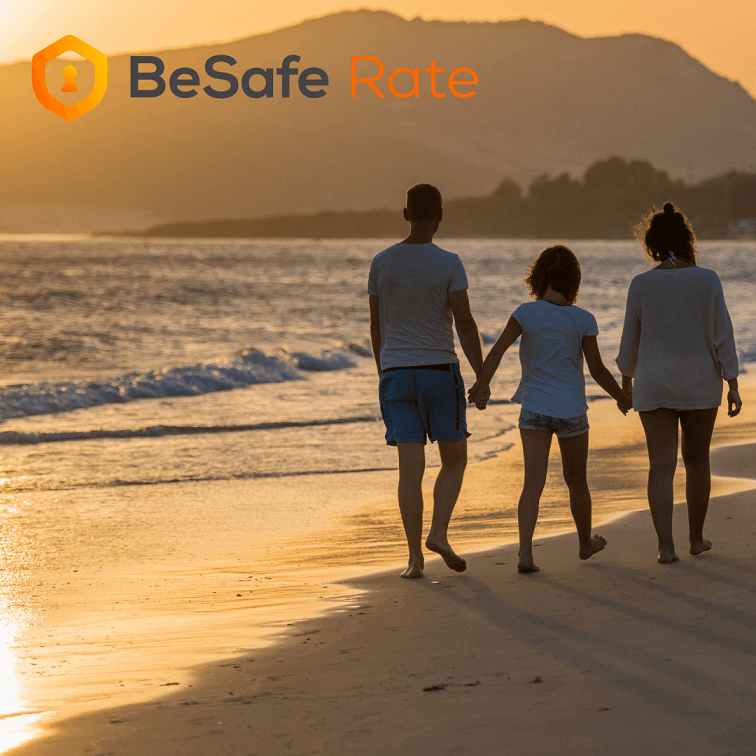 Famiglia che cammina sulla spiaggia al tramonto con il logo BeSafe Rate.